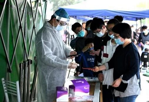 Fuzhou citizens lined up in an orderly manner and registered for nucleic acid testing with Fujian health code. Photo by Wang Dongming